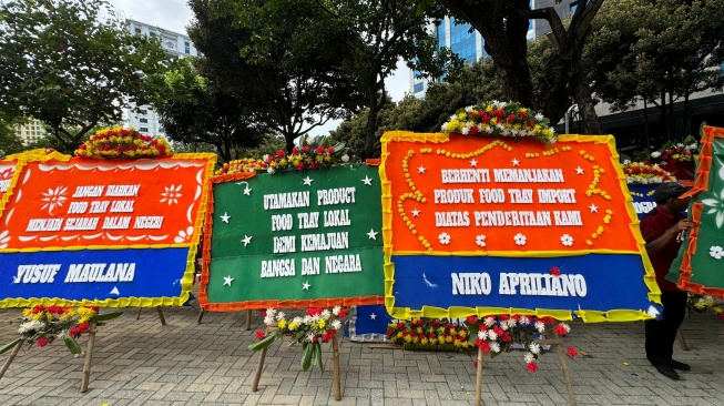 Penampakan protes ompreng impor MBG di Komplek Kementerian Keuangan Jakarta lewat kiriman karangan bunga. (ist)