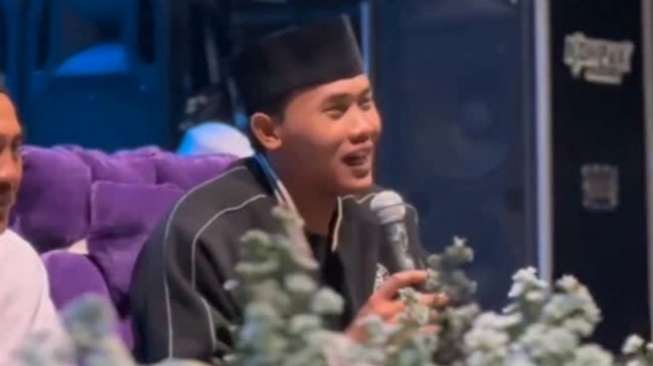 Ada Lalat Mengitari Kepala Gus Elham saat Minta Maaf, Netizen Ramai-Ramai Mengartikan