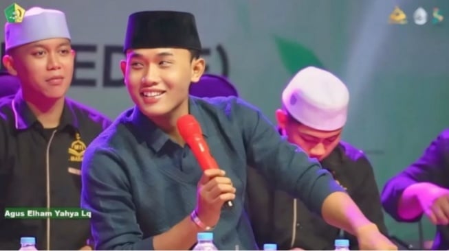 Gus Elham Yahya Anak Siapa? Dai Muda yang Viral Cium Bocah Perempuan di Panggung