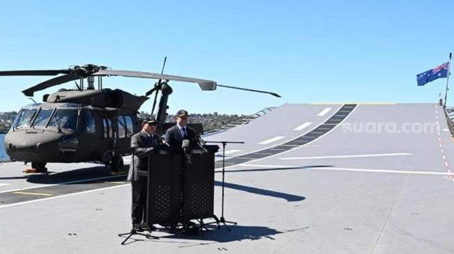 Perdana Menteri (PM) Australia, Anthony Albanese dan Presiden Republik Indonesia Prabowo Subianto di atas kapal HMAS Canberra, Garden Island Naval Base, Australia. (foto: Biro Pers Sekretariat Presiden)