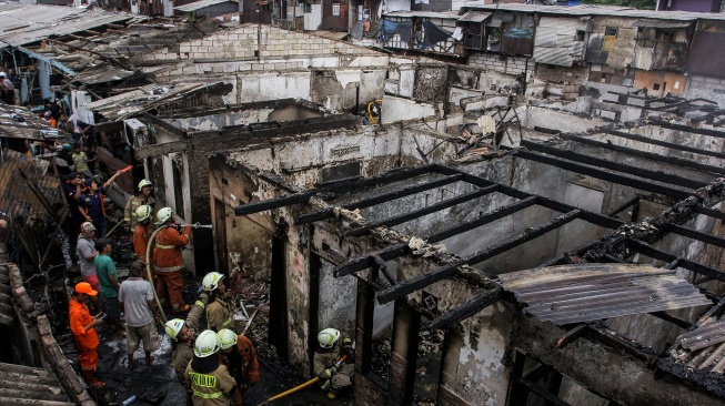Petugas Dinas Penanggulangan Kebakaran dan Penyelamatan (Gulkarmat) melakukan proses pendinginan usai memadamkan api di kawasan Tambora, Jakarta, Selasa (11/11/2025). [ANTARA FOTO/Naufal Khoirulloh/nz]