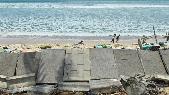 Kondisi jalur pejalan kaki mengalami kerusakan di Pantai Kuta, Badung, Bali, Rabu (12/11/2025).  [ANTARA FOTO/Fikri Yusuf/rwa]