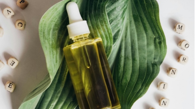 10 Tren Bahan Skincare yang Populer Selama 2025, Vitamin C Tak Lekang Waktu