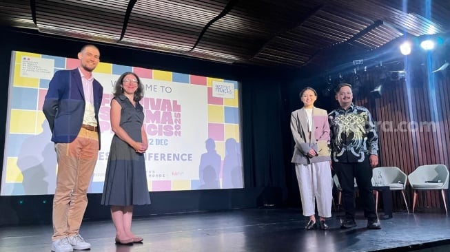 Marissa Anita, Ambassador untuk Festival Sinema Prancis 2025 dan Gaspard Perelman, Koordinator Audio Visual (jas biru) saat konferensi pers di Institut Francais Indonesia, MH Thamrin, Jakarta Pusat pada Rabu, 12 November 2025. [Suara.com/Rena Pangesti]