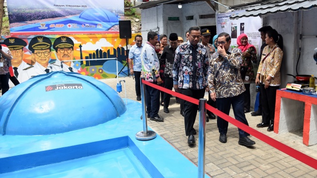 Gubernur DKI Jakarta Pramono Anung (kanan) didampingi Wali Kota Jakarta Timur Munjirin (kiri) meninjau tangki tinja saat meresmikan pemanfaatan biogas melalui instalasi tangki septik komunal di permukiman Gang Delta, Pekayon, Pasar Rebo, Jakarta Timur, Kamis (13/11/2025). [ANTARA FOTO/Indrianto Eko Suwarso/bar]