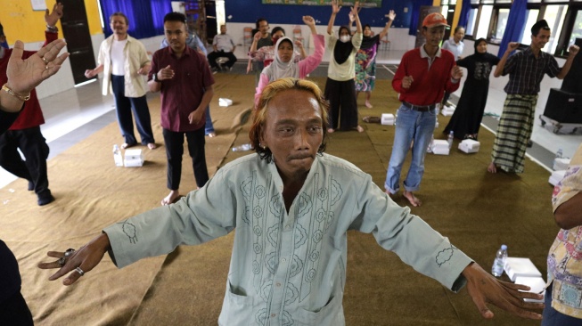Sejumlah orang dengan gangguan jiwa (ODGJ) mengikuti senam bersama saat posyandu jiwa di kelurahan Tamanan, Kota Kediri, Jawa Timur, Kamis (13/11/2025). [ANTARA FOTO/Prasetia Fauzani/YU]