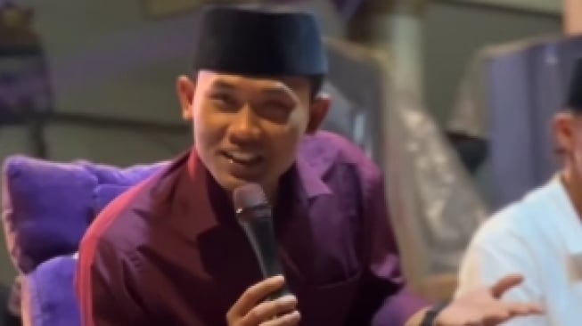 Biodata dan Pendidikan Gus Elham Yahya yang Viral Cium Anak Kecil