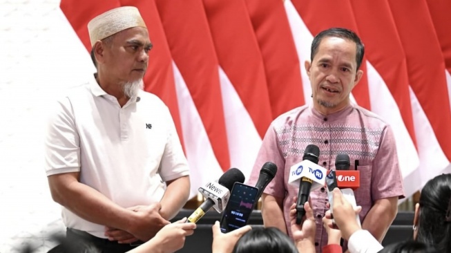 Prabowo Disebut 'Dewa Penolong', Guru Abdul Muis Menangis Haru Usai Nama Baiknya Dipulihkan