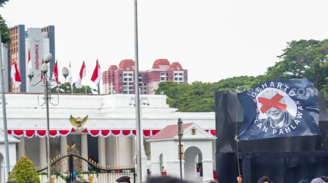 Para aktivis dari sejumlah organisasi, Mahasiswa dan masyarakat sipil saat mengikuti Aksi Kamisan ke-886 di depan Istana Merdeka, Jakarta, Kamis (13/11/2025). [Suara.com/Alfian Winanto]