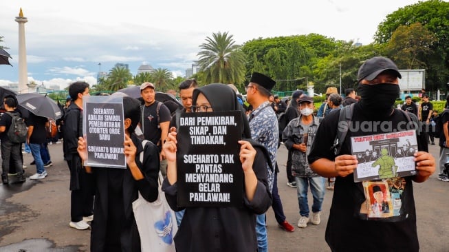 Para aktivis dari sejumlah organisasi, Mahasiswa dan masyarakat sipil saat mengikuti Aksi Kamisan ke-886 di depan Istana Merdeka, Jakarta, Kamis (13/11/2025). [Suara.com/Alfian Winanto]