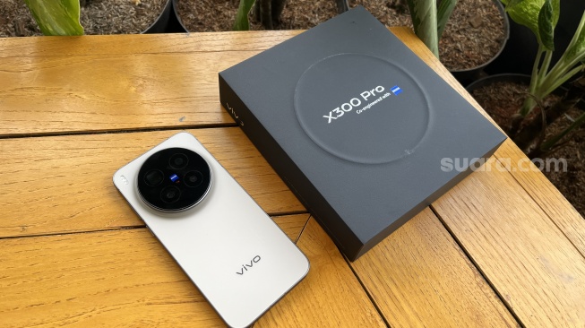 Vivo X300 Pro yang dikenalkan ke Indonesia pada Kamis (13/11/2025). [Suara.com/Dicky Prastya]