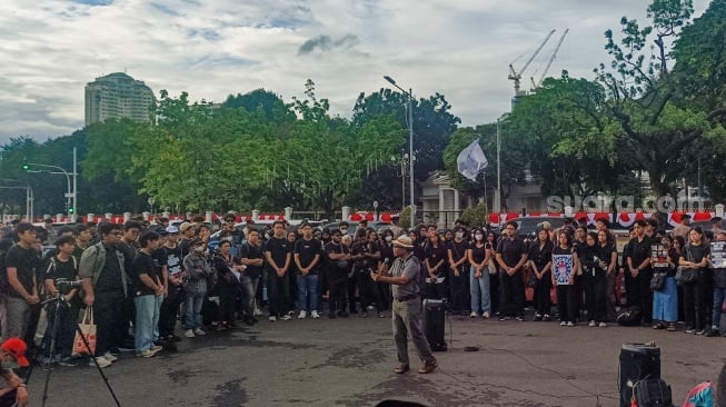 Para aktivis dari sejumlah organisasi, Mahasiswa dan masyarakat sipil saat mengikuti Aksi Kamisan ke-886 di depan Istana Merdeka, Jakarta, Kamis (13/11/2025). [Suara.com/Alfian Winanto]