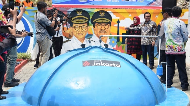 Gubernur DKI Jakarta Pramono Anung (kanan) meninjau tangki tinja saat meresmikan pemanfaatan biogas melalui instalasi tangki septik komunal di permukiman Gang Delta, Pekayon, Pasar Rebo, Jakarta Timur, Kamis (13/11/2025). [ANTARA FOTO/Indrianto Eko Suwarso/bar]
