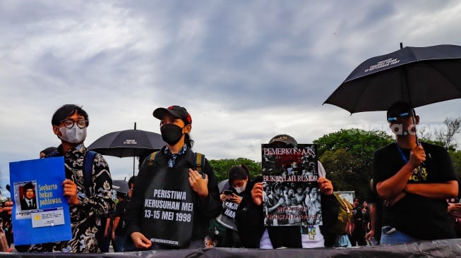 Para aktivis dari sejumlah organisasi, Mahasiswa dan masyarakat sipil saat mengikuti Aksi Kamisan ke-886 di depan Istana Merdeka, Jakarta, Kamis (13/11/2025). [Suara.com/Alfian Winanto]
