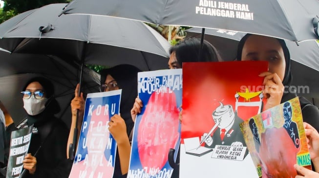 Para aktivis dari sejumlah organisasi, Mahasiswa dan masyarakat sipil saat mengikuti Aksi Kamisan ke-886 di depan Istana Merdeka, Jakarta, Kamis (13/11/2025). [Suara.com/Alfian Winanto]