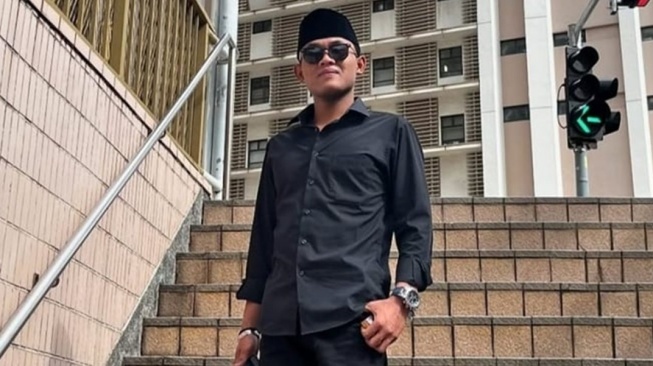 Viral Cium Anak Kecil, Gus Elham Yahya dari Pondok Pesantren Mana?