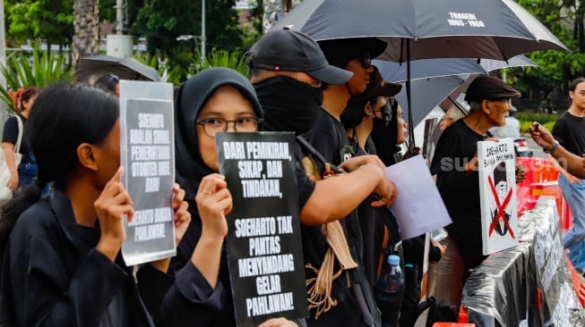 Para aktivis dari sejumlah organisasi, Mahasiswa dan masyarakat sipil saat mengikuti Aksi Kamisan ke-886 di depan Istana Merdeka, Jakarta, Kamis (13/11/2025). [Suara.com/Alfian Winanto]