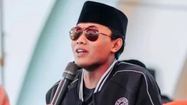Gus Elham tengah menjadi sorotan karena mencium bocah perempuan dan sejumlah pernyataannya yang dianggap tak etis sebagai seorang pendakwah. [Instagram]