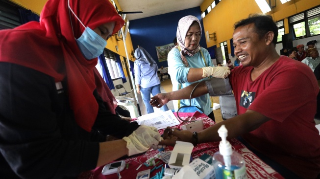 Petugas memeriksa kondisi kesehatan orang dengan gangguan jiwa (ODGJ) pada posyandu jiwa di kelurahan Tamanan, Kota Kediri, Jawa Timur, Kamis (13/11/2025). [ANTARA FOTO/Prasetia Fauzani/YU]
