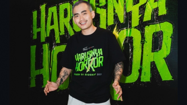 Pakai Peci dan Sarung, Mister Aloy Singgung Keinginan untuk Tobat