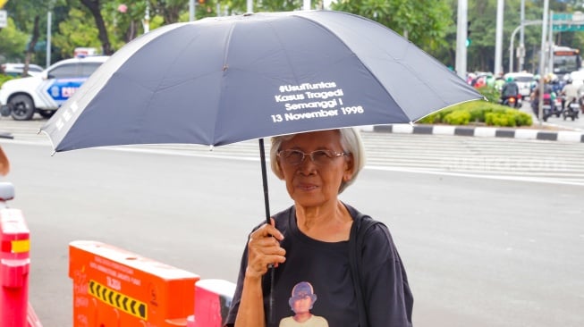 Maria Catarina Sumarsih saat mengikuti Aksi Kamisan ke-886 di depan Istana Merdeka, Jakarta, Kamis (13/11/2025). [Suara.com/Alfian Winanto]