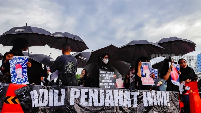 Para aktivis dari sejumlah organisasi, Mahasiswa dan masyarakat sipil saat mengikuti Aksi Kamisan ke-886 di depan Istana Merdeka, Jakarta, Kamis (13/11/2025). [Suara.com/Alfian Winanto]