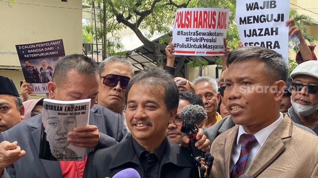 Puluhan Emak-emak Dampingi Roy Suryo Cs di Polda Metro Jaya: You Never Walk Alone!