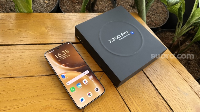Vivo X300 Pro yang dikenalkan ke Indonesia pada Kamis (13/11/2025). [Suara.com/Dicky Prastya]