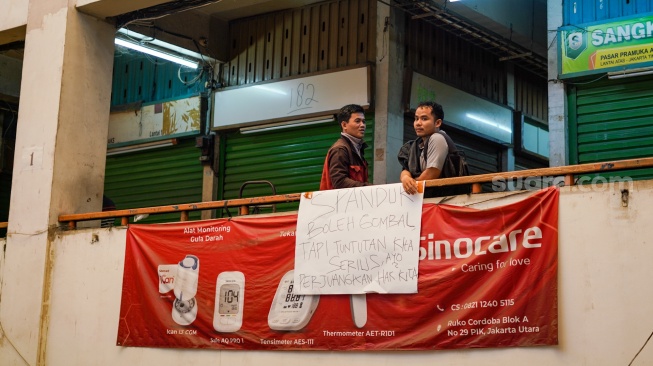 Sejumlah pedagang menutup kiosnya di Pasar Pramuka, Jakarta, Jumat (14/11/2025). [Suara.com/Alfian Winanto]
