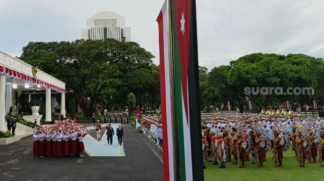 Momen hangat terjadi saat upacara penyambutan Raja Kerajaan Yordania, Raja Abdullah II ibn La Hussein, di Indonesia. (Suara.com/Novian)