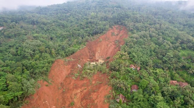 Bencana longsor yang terjadi di Dusun Tarukan dan Dusun Cibuyut, Desa Cibeunying, Kecamatan Majenang, Kabupaten Cilacap, pada Kamis, 13 November 2025. [Dok Humas Pemprov Jateng]