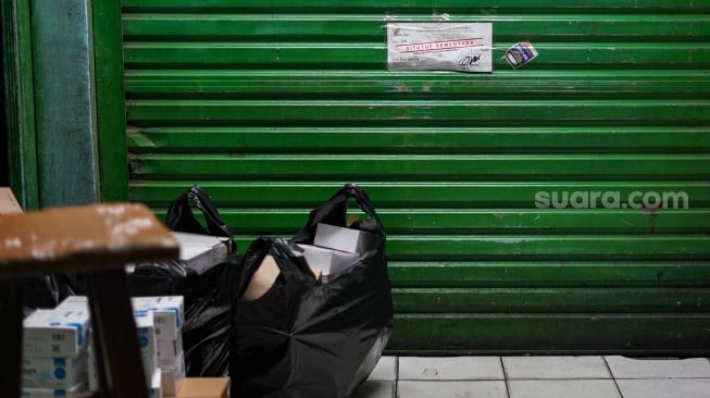 Penampakan kios pedagang yang ditutup di Pasar Pramuka, Jakarta, Jumat (14/11/2025). [Suara.com/Alfian Winanto]
