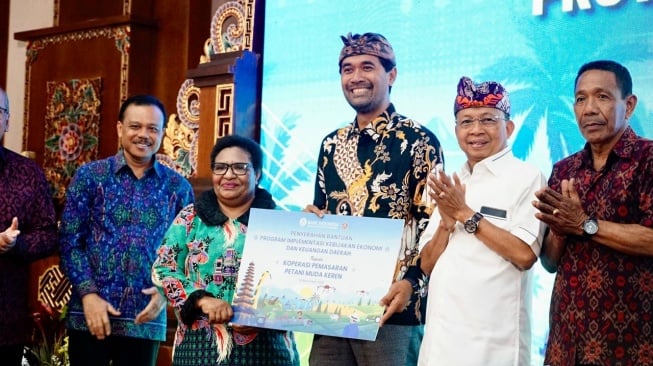 Turut mendampingi Wamendagri Ribka Haluk adalah Gubernur Bali I Wayan Koster, Kepala Perwakilan BI Provinsi Bali Erwin Soeriadimadja, Sekretaris Daerah (Sekda) Provinsi Bali Dewa Made Indra, para bupati dan wali kota, serta jajaran Forkopimda se-Provinsi Bali (Dok: Kemendagri)