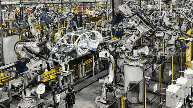 Robot-robot dikerahkan dalam perakian mobil listrik Vinfast di salah satu pabrik Vinfast di Vietnam pada awal November 2025. [Suara.com/Suwarjono] 