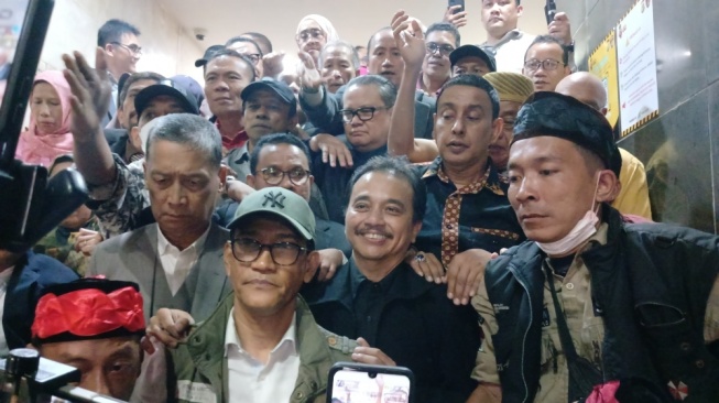 Tak Ditahan Usai Diperiksa 9 Jam, Roy Suryo Pekik Takbir di Polda Metro Jaya