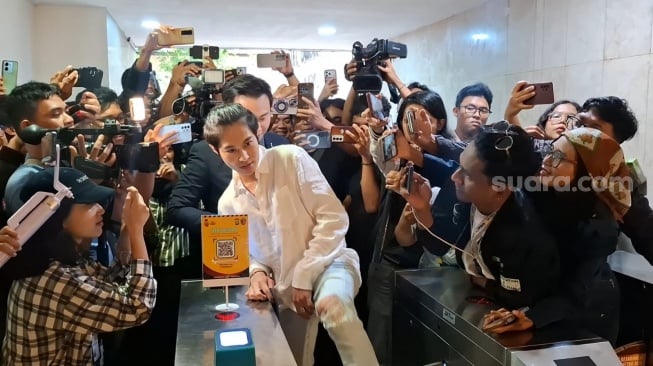 Hindari Wartawan, DJ Panda Pilih Langkahi Pembatas Besi Akses Masuk di Polda Metro Jaya