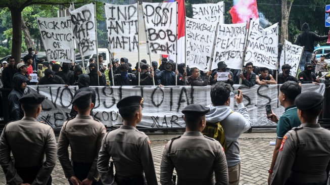 Suporter Timnas Indonesia yang tergabung dalam Ultras Garuda melakukan aksi tuntut revolusi total PSSI di Jalan Gerbang Pemuda, Jakarta, Jumat (14/11/2025). [ANTARA FOTO/Fauzan/bar]