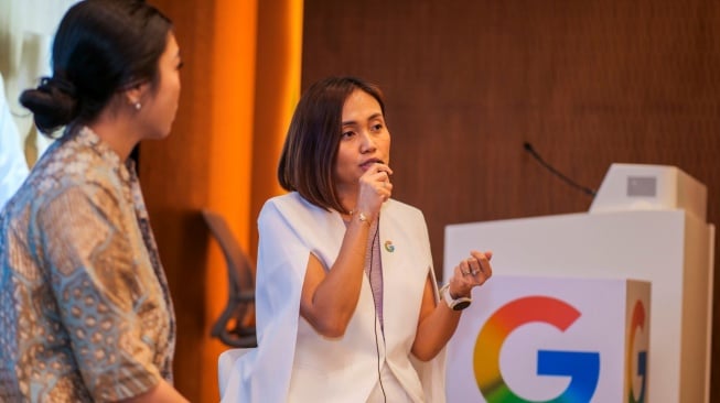 Ki-Ka : Felicia Wienathan, Communications Manager, Google Indonesia; Veronica Utami, Country Director, Google Indonesia dalam jumpa pers laporan SEA e-Conomy 2025 yang dirilis Google, Temasek, dan Bain & Company di Jakarta, Kamis (13/11/2025). [Google Indonesia]
