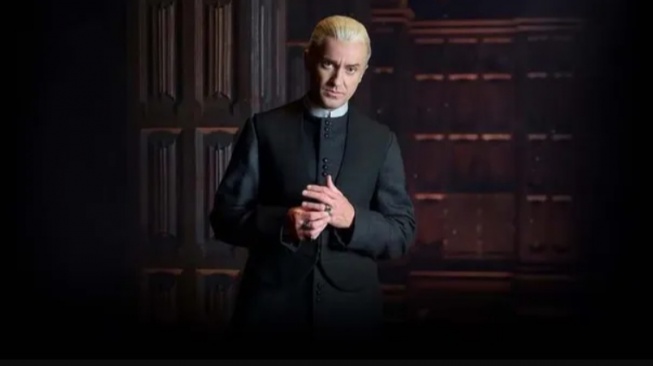 6 Potret Tom Felton Kembali Jadi Draco Malfoy di Broadway, Emosional!