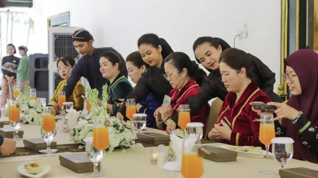 Ladosan Dhahar, sebuah ritual santap kerajaan yang menyajikan cita rasa lokal dalam presentasi yang anggun, menggambarkan esensi dari keramahan Jawa yang sesungguhnya (Dok: Royal Ambarrukmo Yogyakarta)
