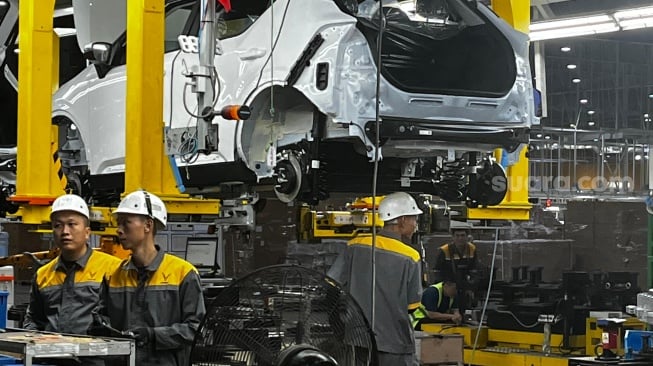 Sejumlah pekerja sedang merakit mobil listrik Vinfast di salah satu pabrik Vinfast di Vietnam pada awal November 2025. [Suara.com/Suwarjono] 