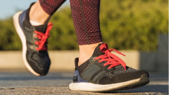 7 Rekomendasi Sepatu Lokal yang Empuk Buat Jalan Jauh, Mulai Rp300 Ribuan