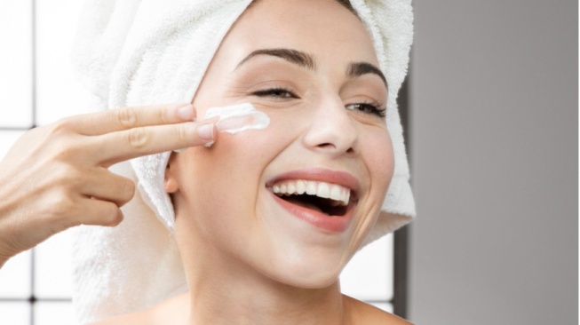 7 Sunscreen untuk Kulit Berminyak Sekaligus Samarkan Flek Hitam, Cocok buat Remaja hingga Usia 40-an