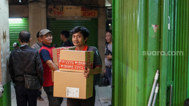 Sejumlah pedagang menutup kiosnya di Pasar Pramuka, Jakarta, Jumat (14/11/2025). [Suara.com/Alfian Winanto]
