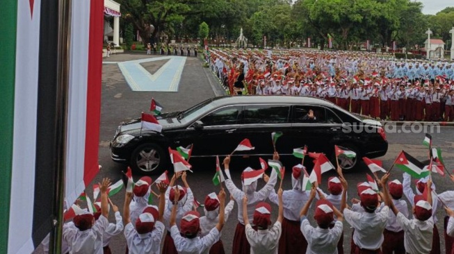 Dua Sahabat Satu Mobil Menuju Istana, Hormat Prabowo Bikin Senyum Raja Abdullah II