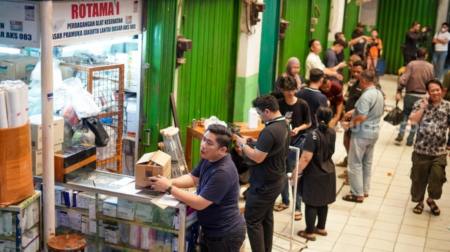 Sejumlah pedagang menutup kiosnya di Pasar Pramuka, Jakarta, Jumat (14/11/2025). [Suara.com/Alfian Winanto]