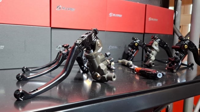 Active dan Galespeed Hadir di ajang Indonesia Motorcycle Helmets Apparel Accessories eXhibition (IMHAX) Show 2025. (Foto: SUARA.COM/Manuel Jeghesta)