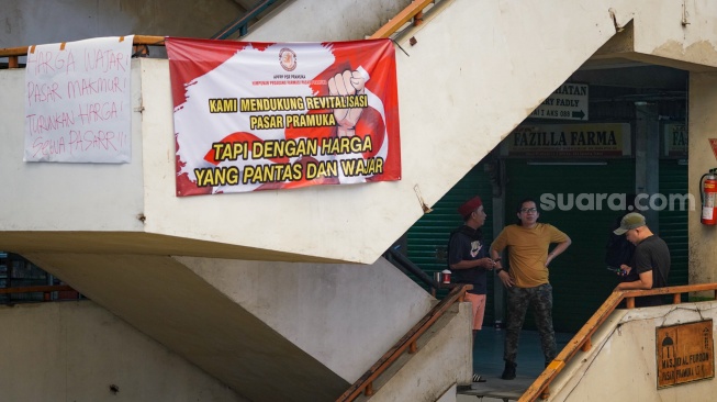 Sejumlah pedagang menutup kiosnya di Pasar Pramuka, Jakarta, Jumat (14/11/2025). [Suara.com/Alfian Winanto]

