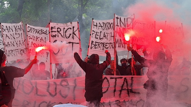 Ultras Garuda Geruduk Kantor PSSI, Erick Thohir Disuruh Out!
