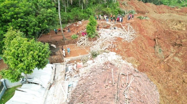 Bencana longsor yang terjadi di Dusun Tarukan dan Dusun Cibuyut, Desa Cibeunying, Kecamatan Majenang, Kabupaten Cilacap, pada Kamis, 13 November 2025. [Dok Humas Pemprov Jateng]